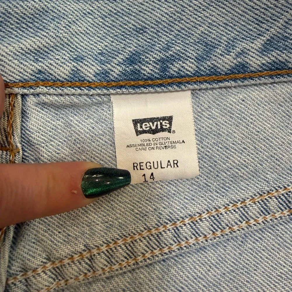 Levi’s High Rise Denim Shorts Size 14 Light Wash Classic Mom Jean Shorts - Picture 6 of 6